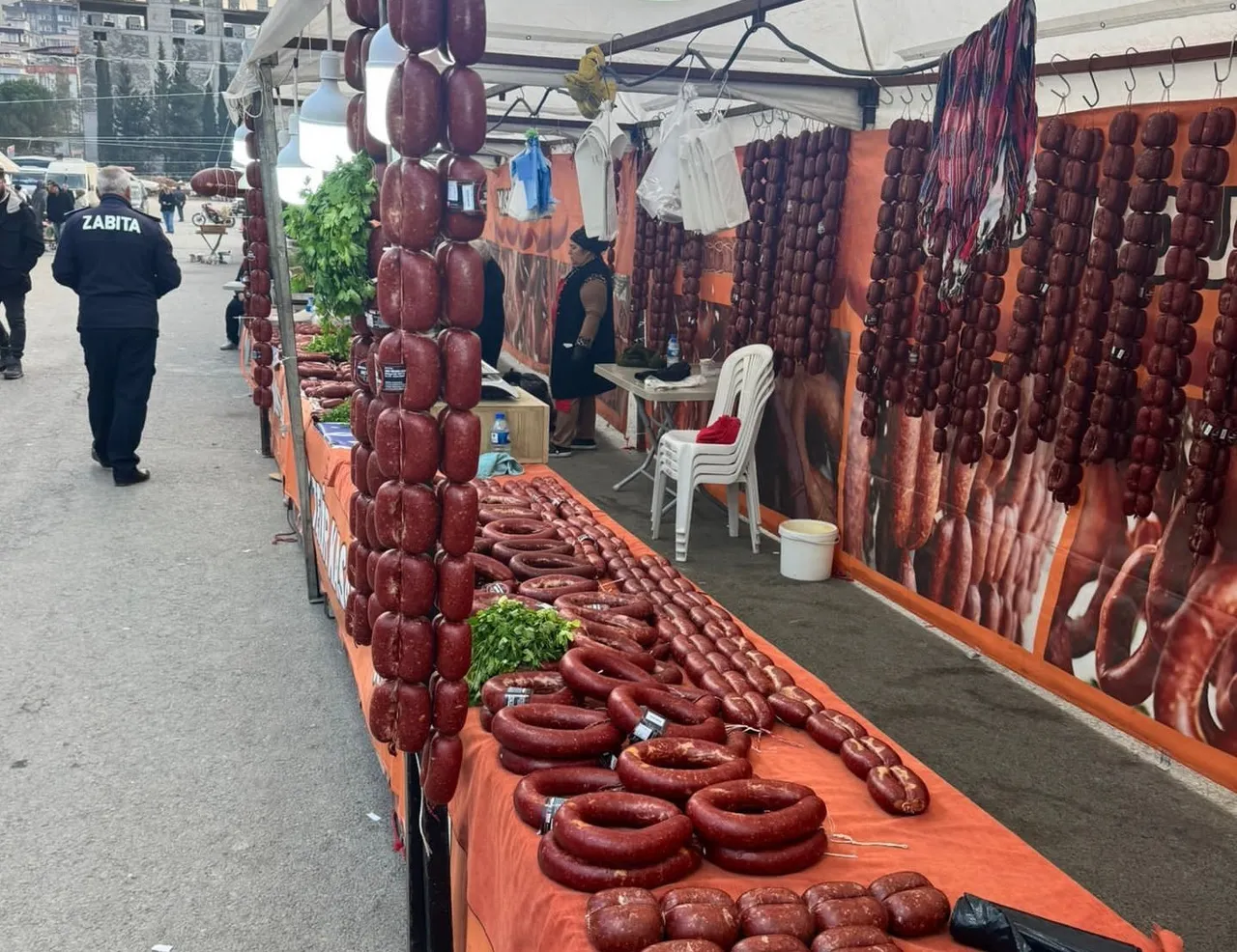 Mide bulandıran görüntü! Tarihi geçmiş sucuklar tespit edildi: Tam 850 kilo