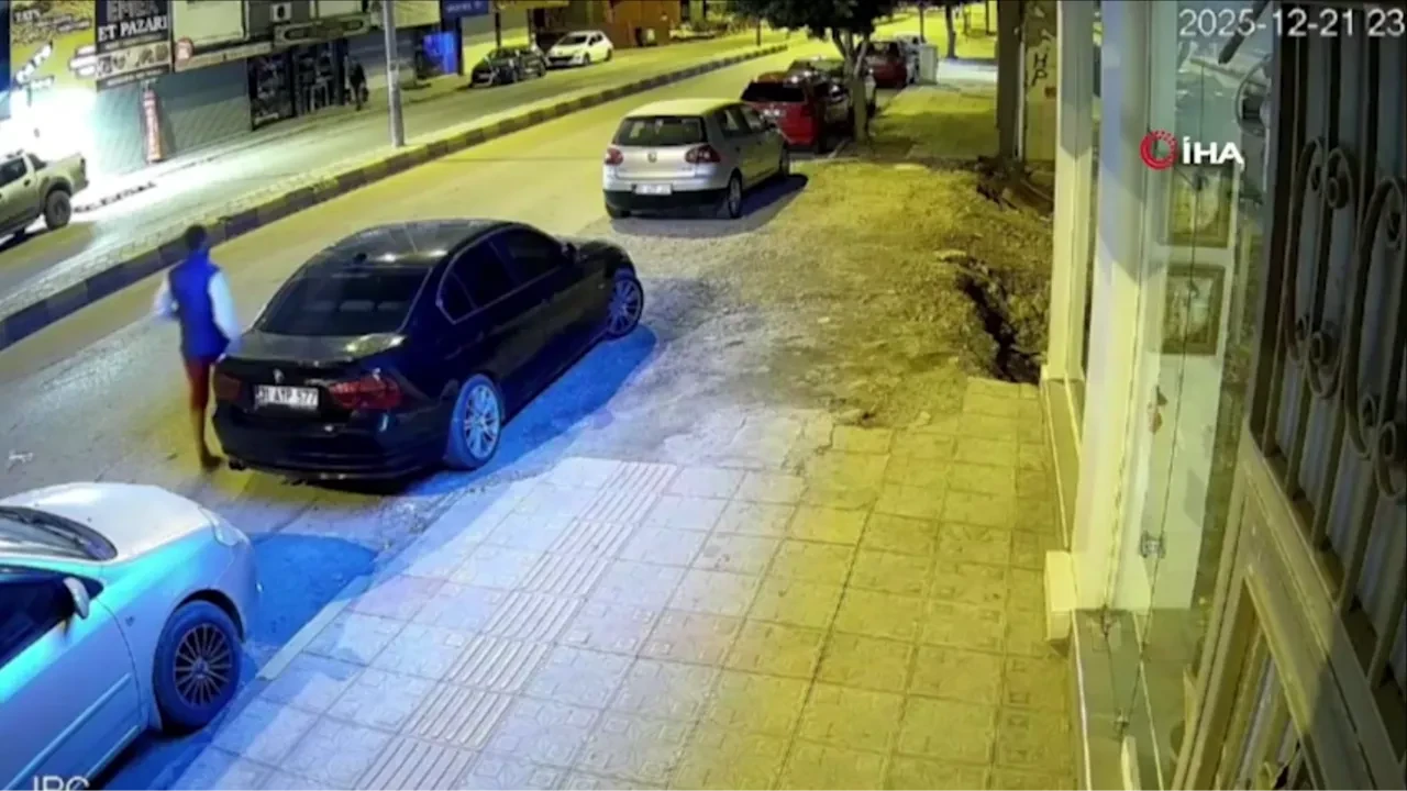 Park halindeki 6 araç ve 4 iş yerinin camlarını taşla kırdı: O anlar kamerada!