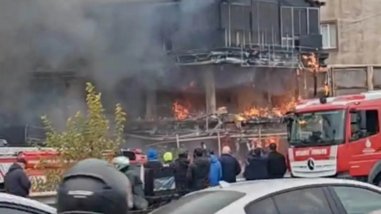 Pendik'te araçta başlayan yangın binalara sıçradı! Ekipler müdahale ediyor 