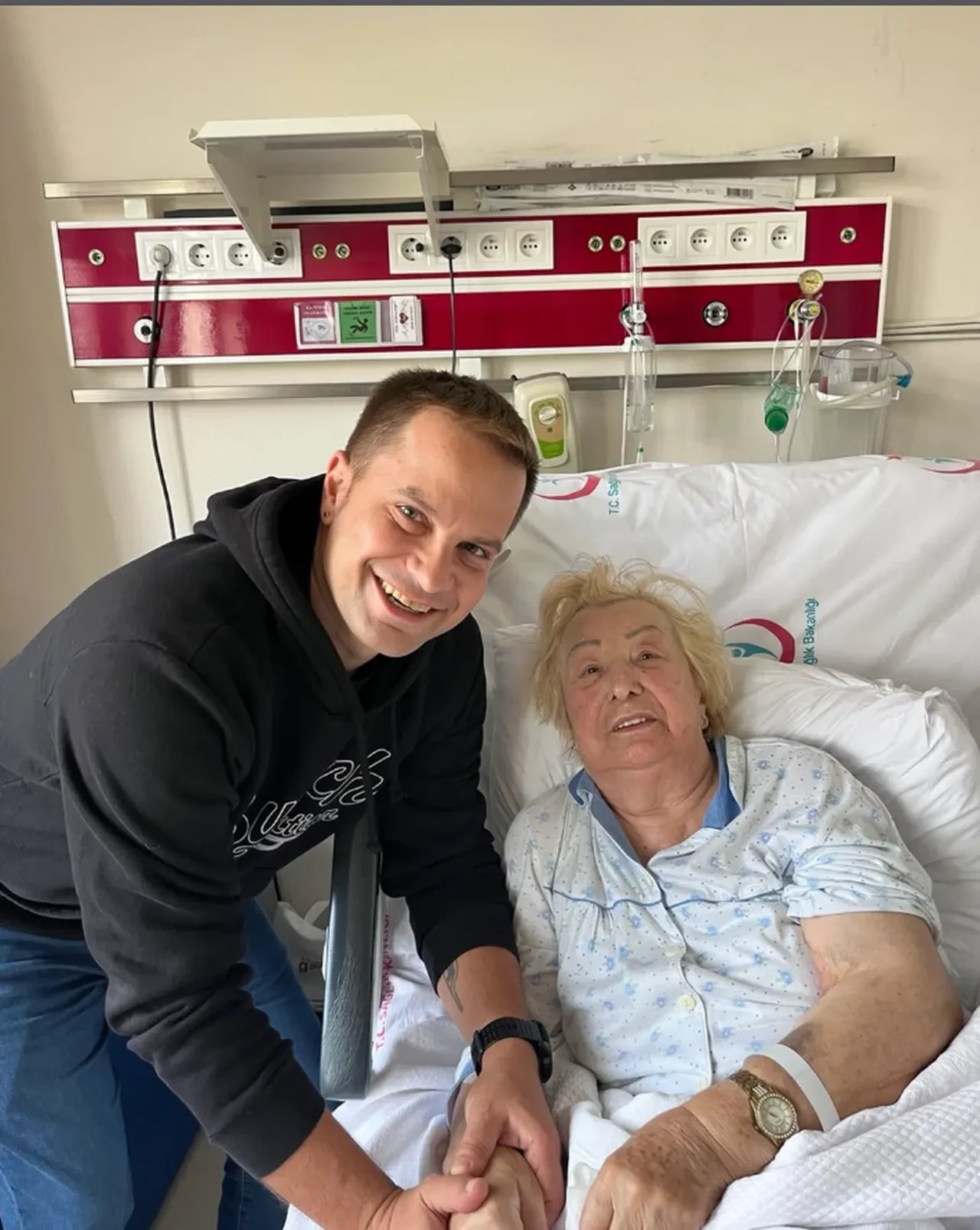 Pınar Altuğ'un cenazedeki tavırları sosyal medyayı ikiye ikiye böldü