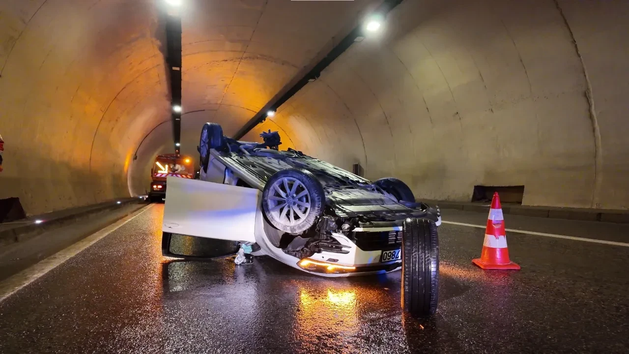 Sağanak yağış kazayı beraberinde getirdi! Takla atan otomobilin son hali kamerada