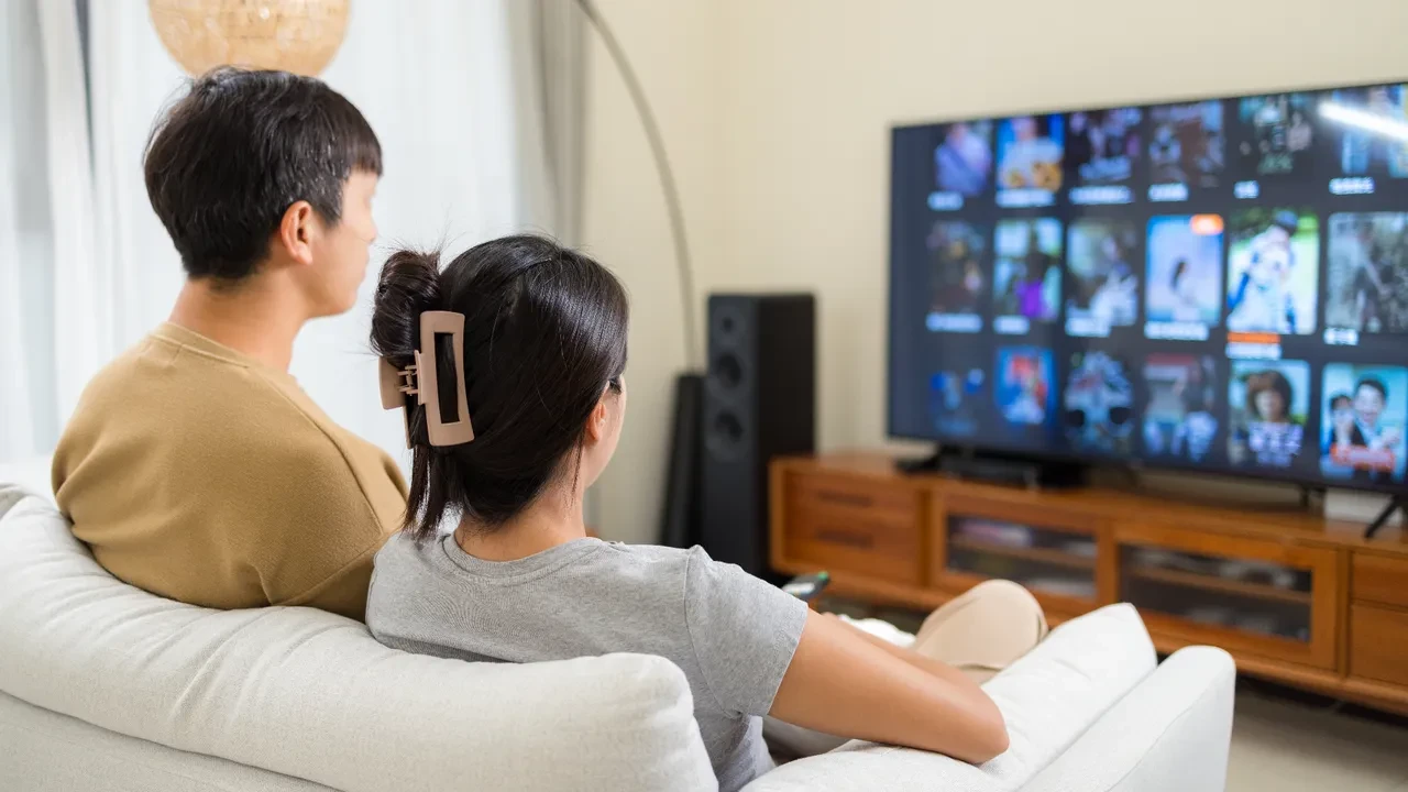 televizyon izleyen çift