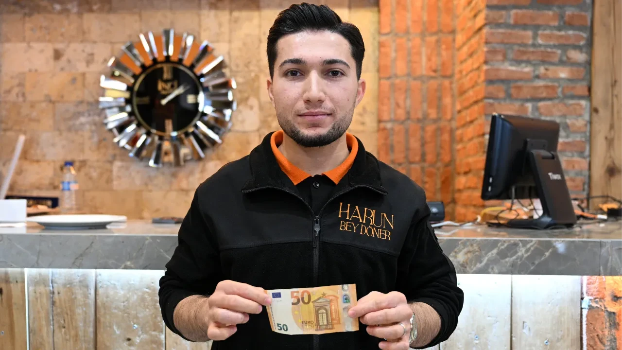 50 lira diye 50 euro bahşiş verdi! Ertesi gün arayıp parasını geri istedi