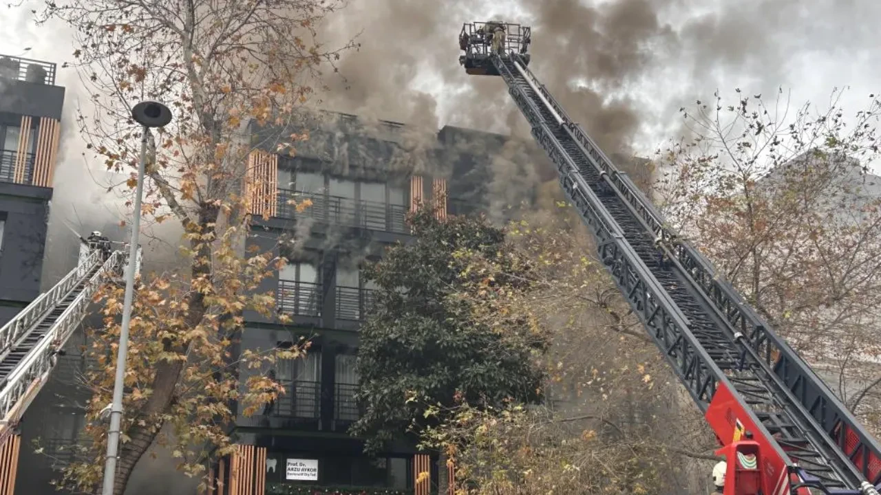Bağdat Caddesi'nde bir binada yangın! Çok sayıda ekip sevk edildi
