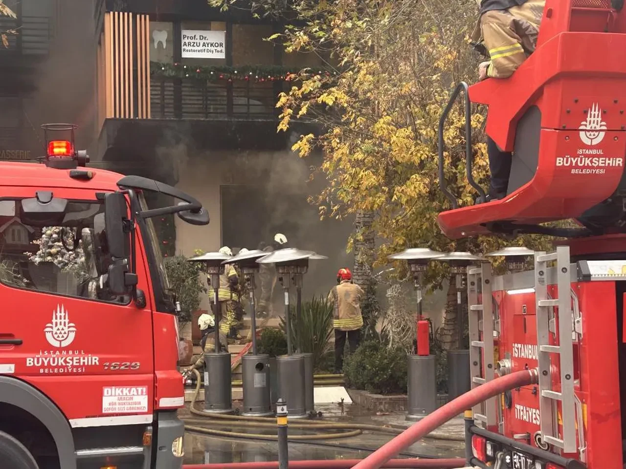 Bağdat Caddesi'nde bir binada yangın! Çok sayıda ekip sevk edildi