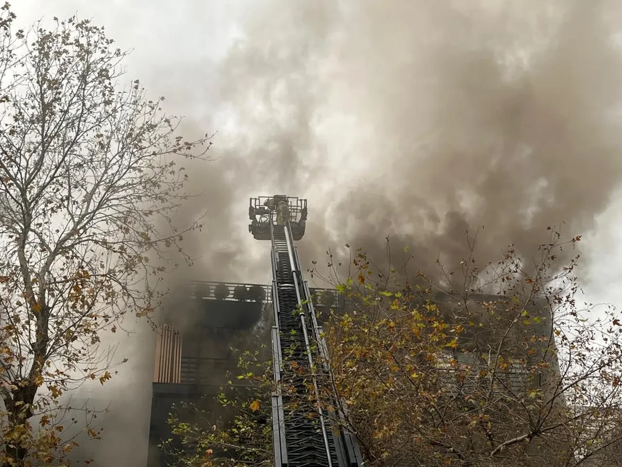 Bağdat Caddesi'nde bir binada yangın! Çok sayıda ekip sevk edildi