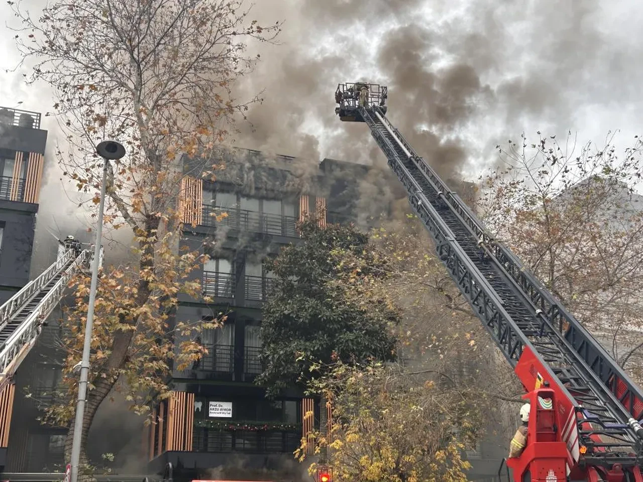 Bağdat Caddesi'nde bir binada yangın! Çok sayıda ekip sevk edildi
