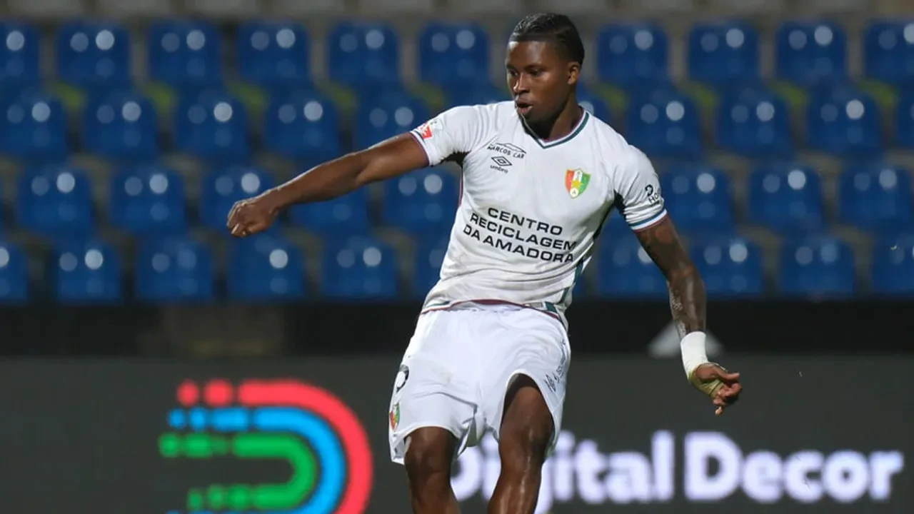 Beşiktaş'tan sağ beke sürpriz hamle! Yıldız isim transfere sıcak bakıyor