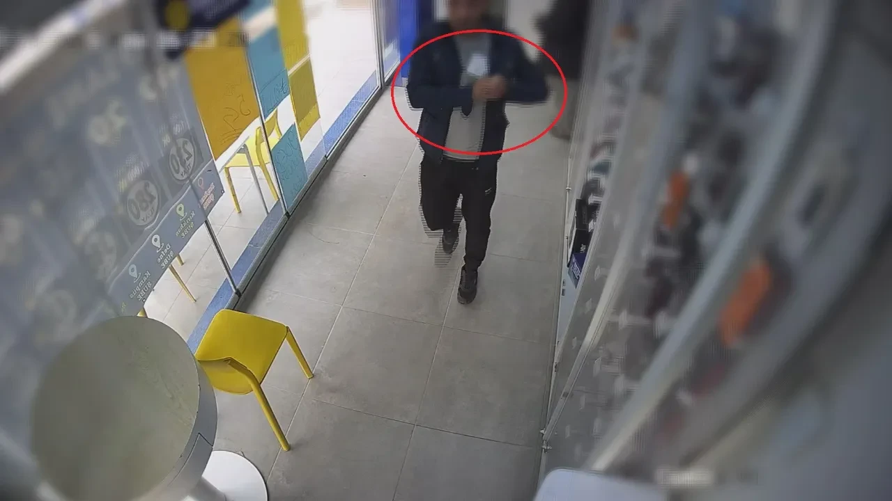 Böyle hırsızlık görülmedi! Tereddüt bile etmeden çaldı, elini kolunu sallayarak çıktı