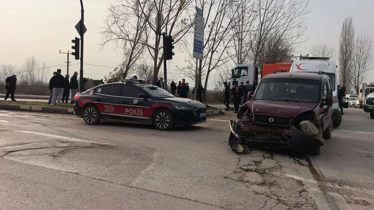 Bursa'da 2 araç çarpıştı: 3'ü çocuk 7 yaralı