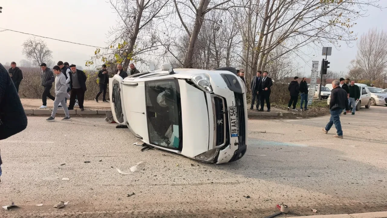 Bursa'da 2 araç çarpıştı: 3'ü çocuk 7 yaralı