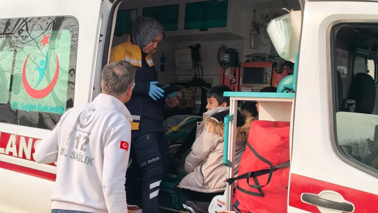 Bursa'da 2 araç çarpıştı: 3'ü çocuk 7 yaralı