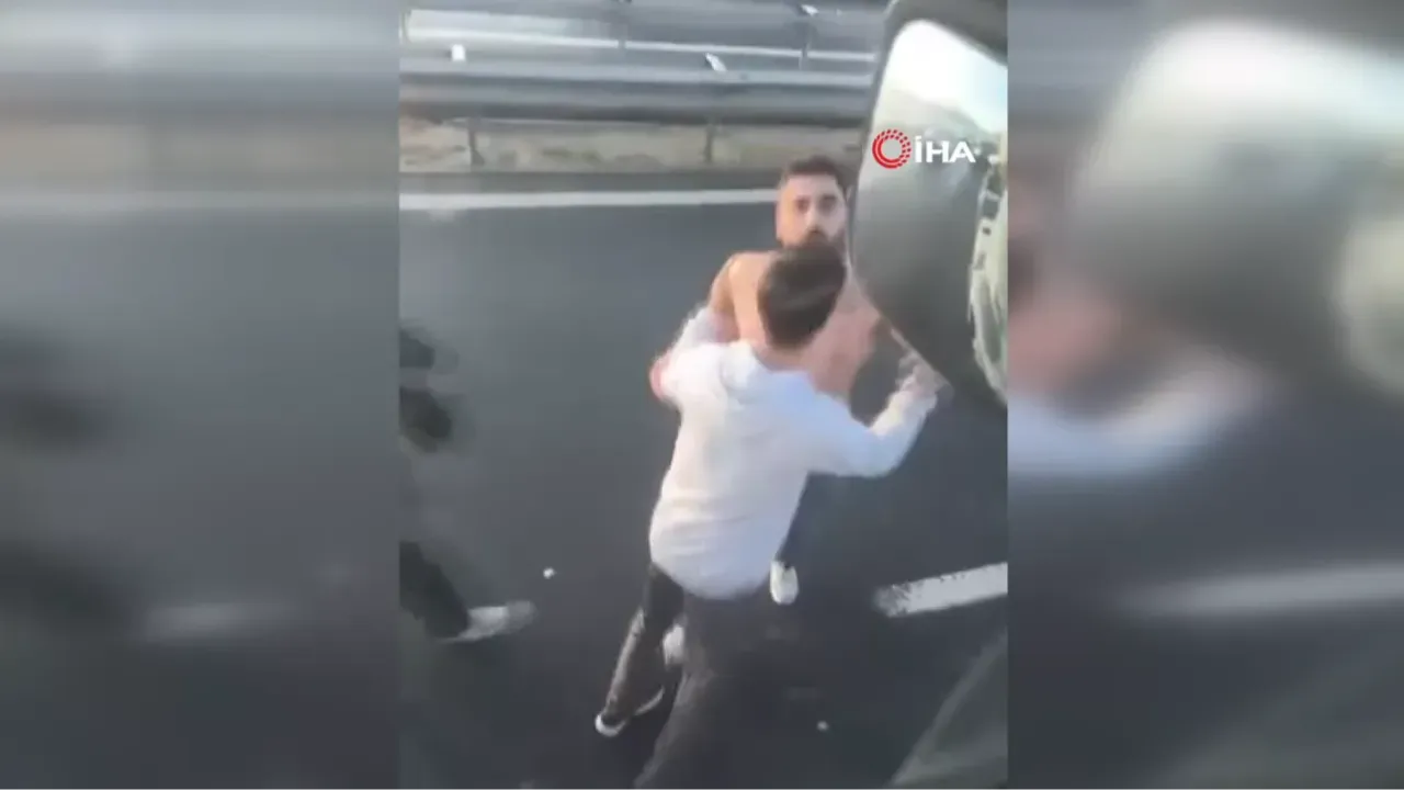  Emniyet şeridini ihlal etmek istedi, aracın önünü kesip yumrukladı! O anlar kamerada