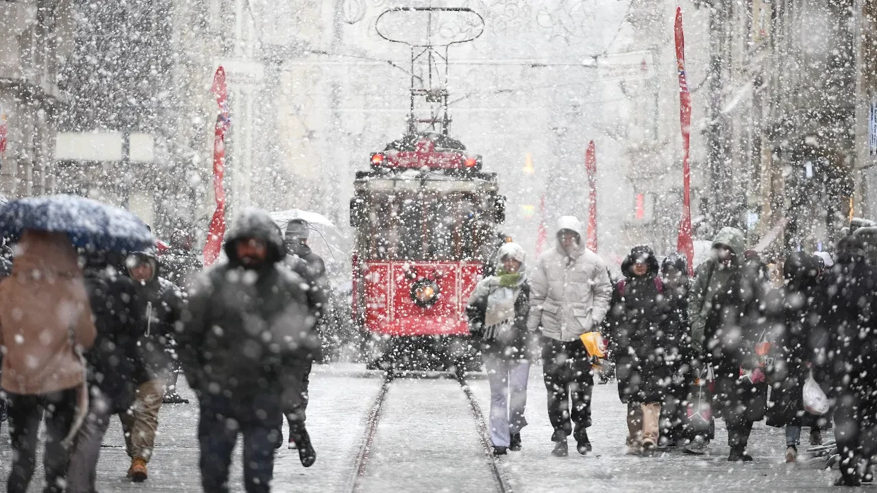 İstanbul'a kar yağışı için kesin tarih verildi! AKOM gün gün paylaştı: Hem de yılbaşından önce geliyor
