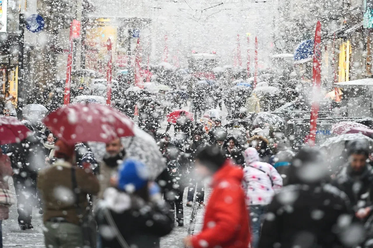 İstanbul'a kar yağışı için kesin tarih verildi! AKOM gün gün paylaştı: Hem de yılbaşından önce geliyor