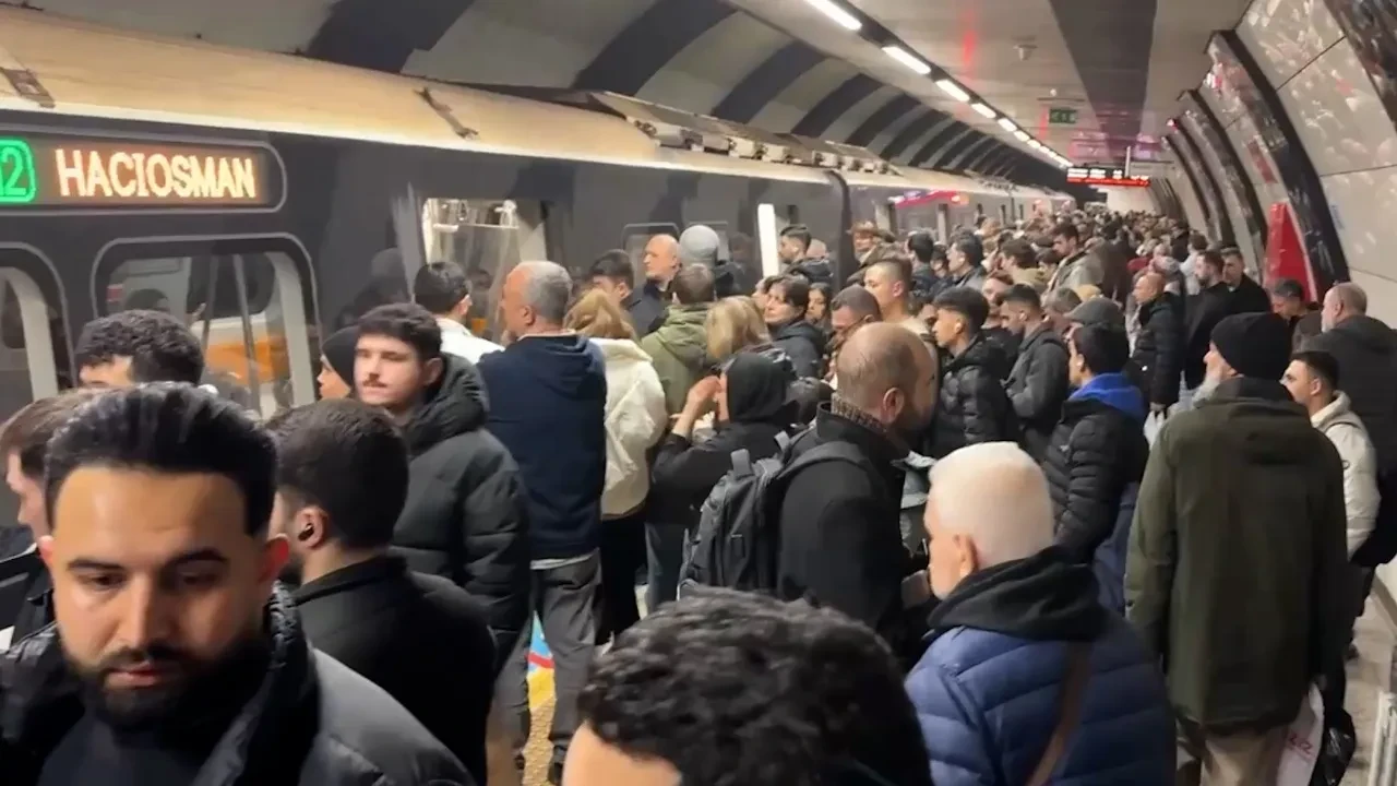 İstanbullular metroda kaldı! M2'de seferler tek yön yapılıyor
