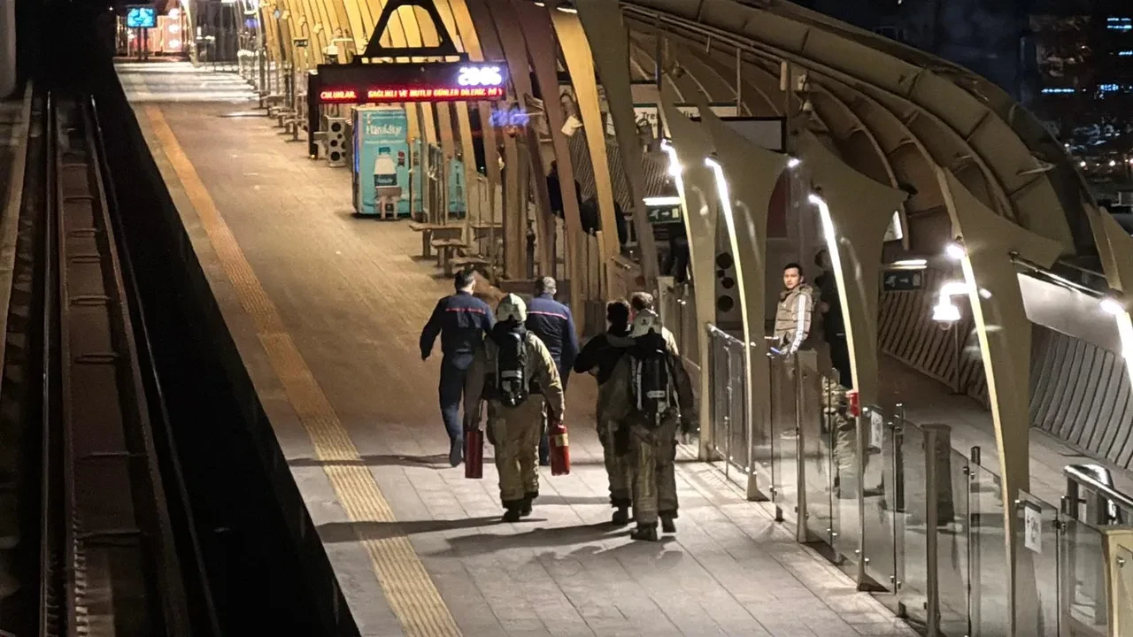 İstanbullular metroda kaldı! M2'de seferler tek yön yapılıyor