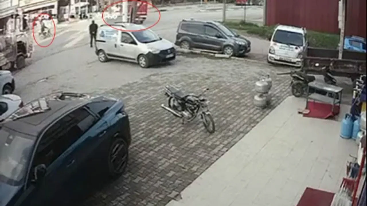 İzmir'de feci kaza kamerada: Lise öğrencisi genç yaşam mücadelesi veriyor