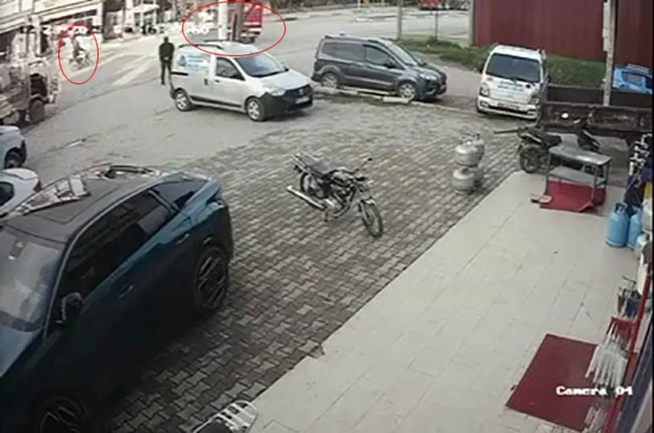 İzmir'de feci kaza kamerada: Lise öğrencisi genç yaşam mücadelesi veriyor