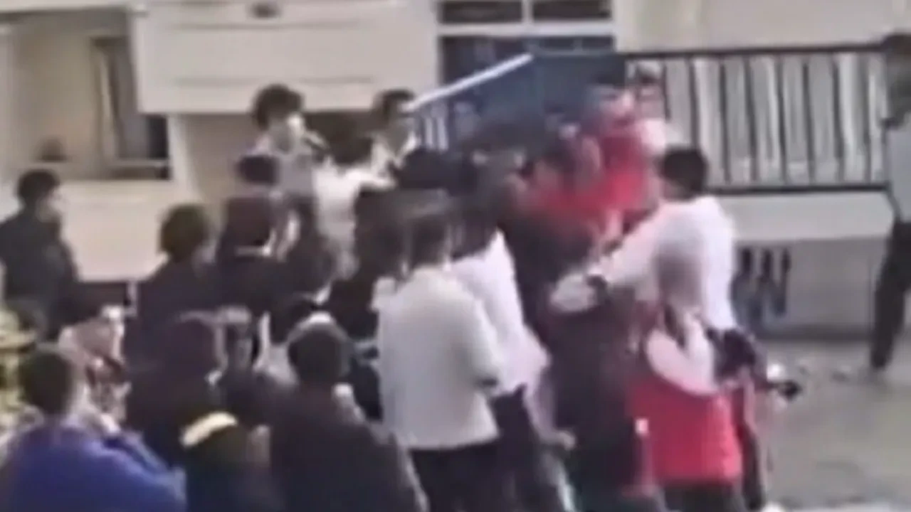 İzmir'de öğrenciler birbirine girdi: Ortalık savaş alanına döndü!