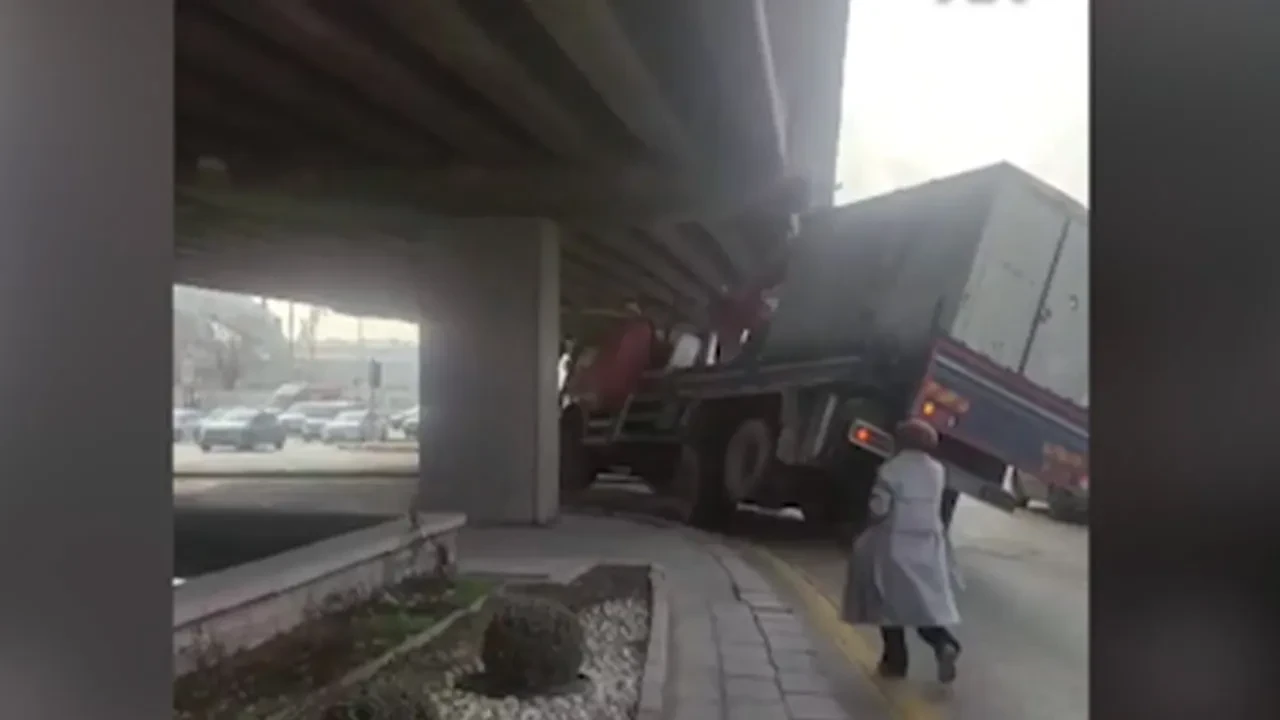 Konteyner taşıyan vinç köprüye sıkıştı