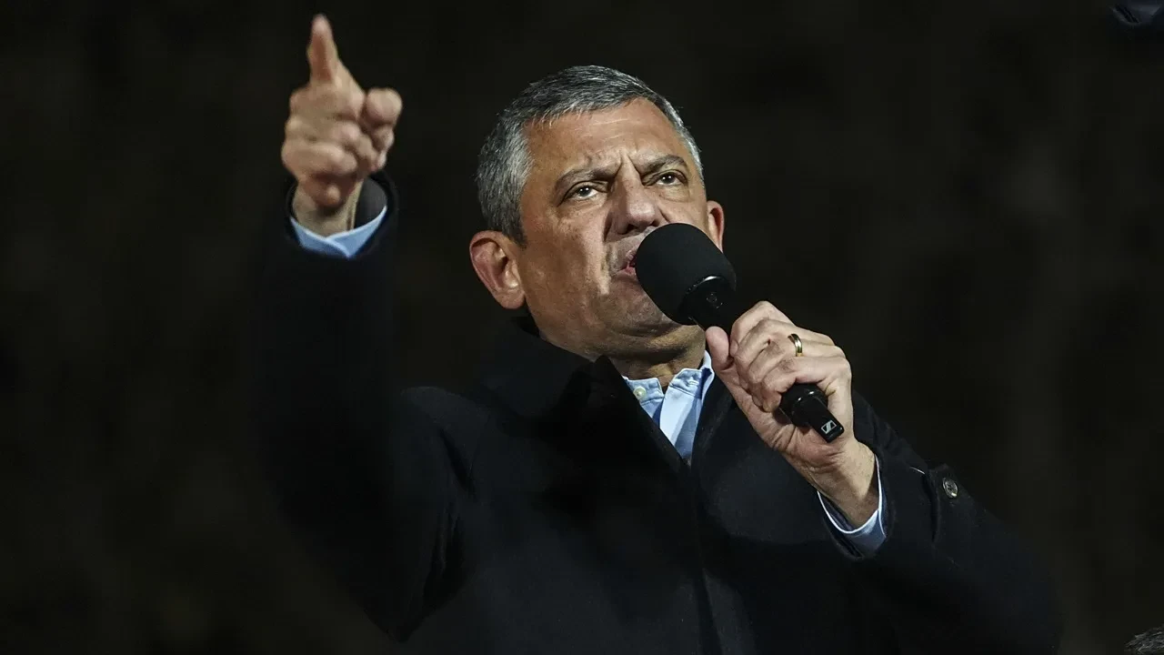 Özgür Özel'den vatandaşa tehlikeli çağrı: Meydanlara davet ediyorum