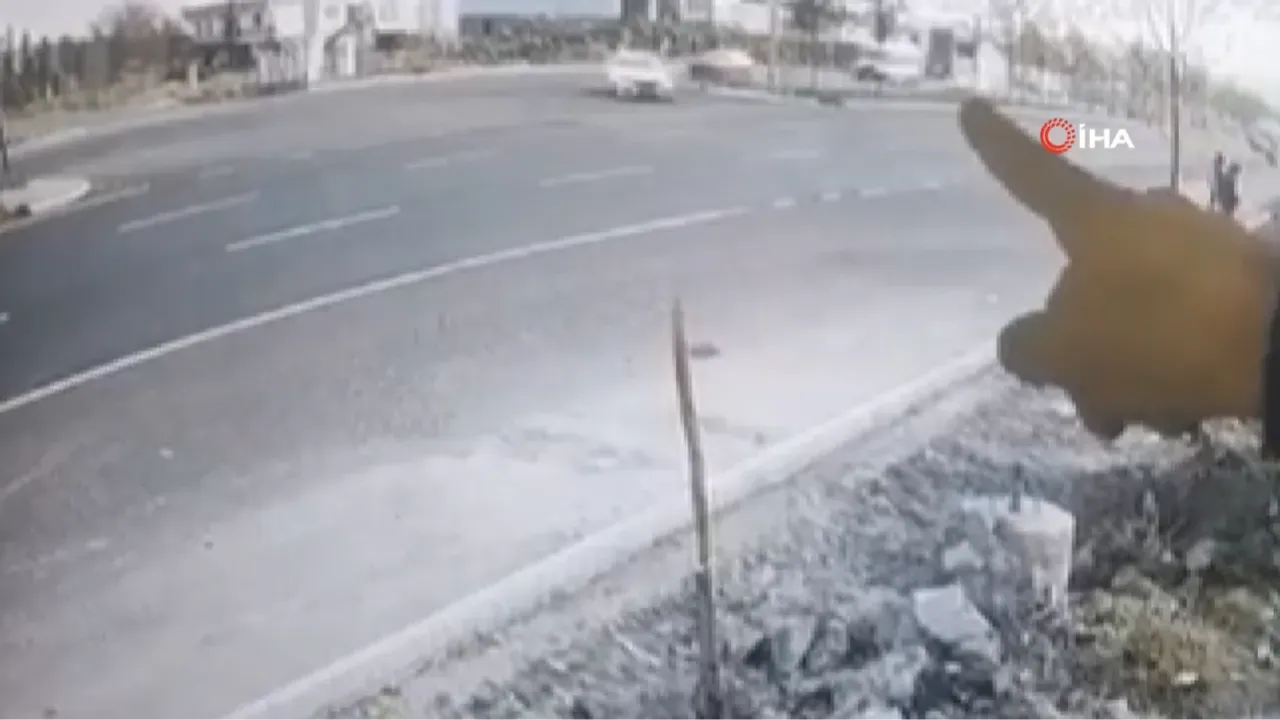 Şerit değiştiren araca çarpmamak için manevra yaptı, ağaca böyle çarptı!