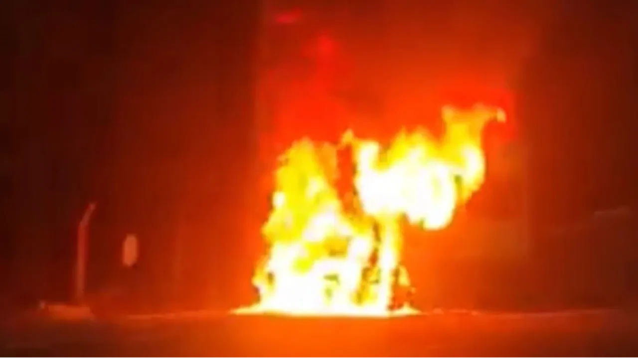 Seyir halindeki işçi servisi alev topuna döndü! O anlar anbean kamerada