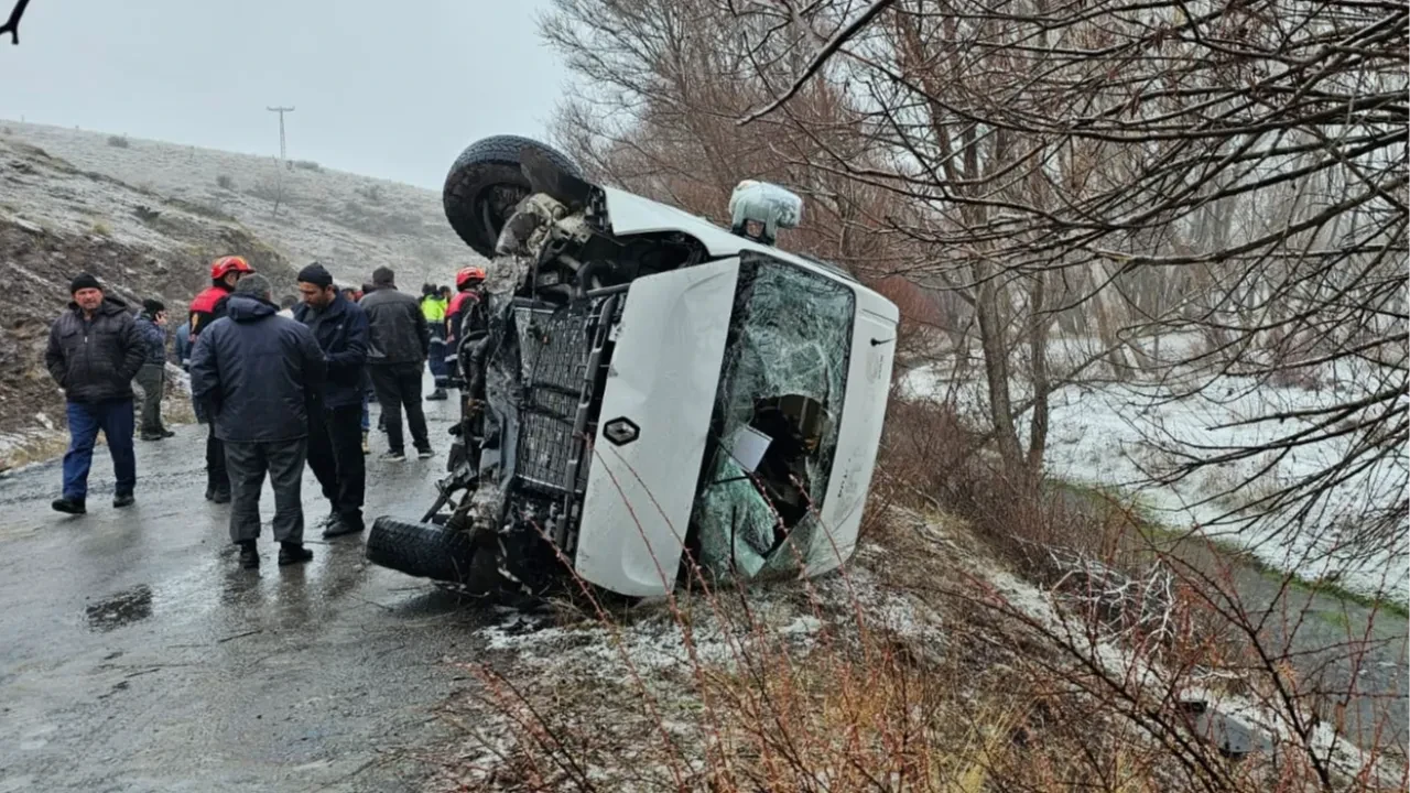 Sivas'ta öğrenci servisi devrildi! Çok sayıda yaralı var