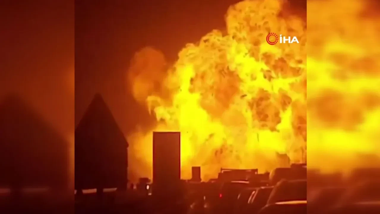 Yakıt tankeri havaya uçtu! İtalya'da geceyi aydınlatan dehşet