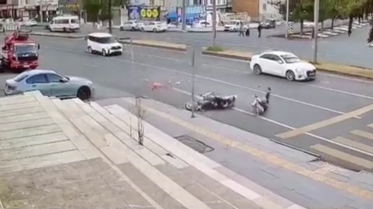 Yolun karşısına geçmeye çalışan kadına motosiklet çarptı! Feci kaza kamerada