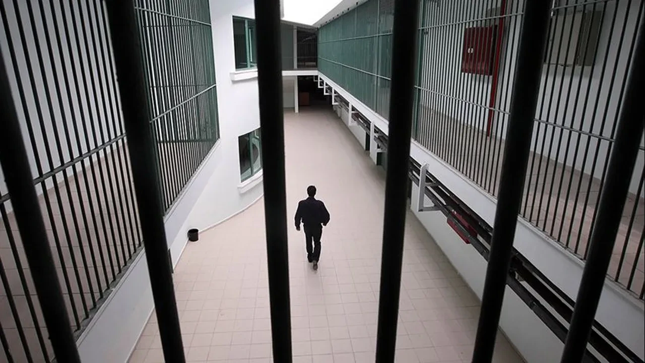 Bakan Tunç duyurdu: Cezaevlerinde tahliyeler başladı