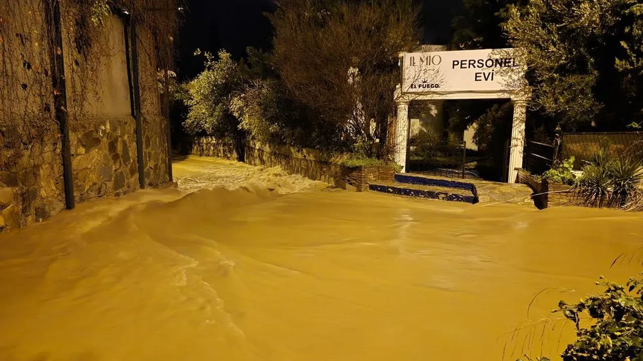 Bodrum'da sağanak yağış: Sokaklar göle döndü, ev ve iş yerlerini su bastı