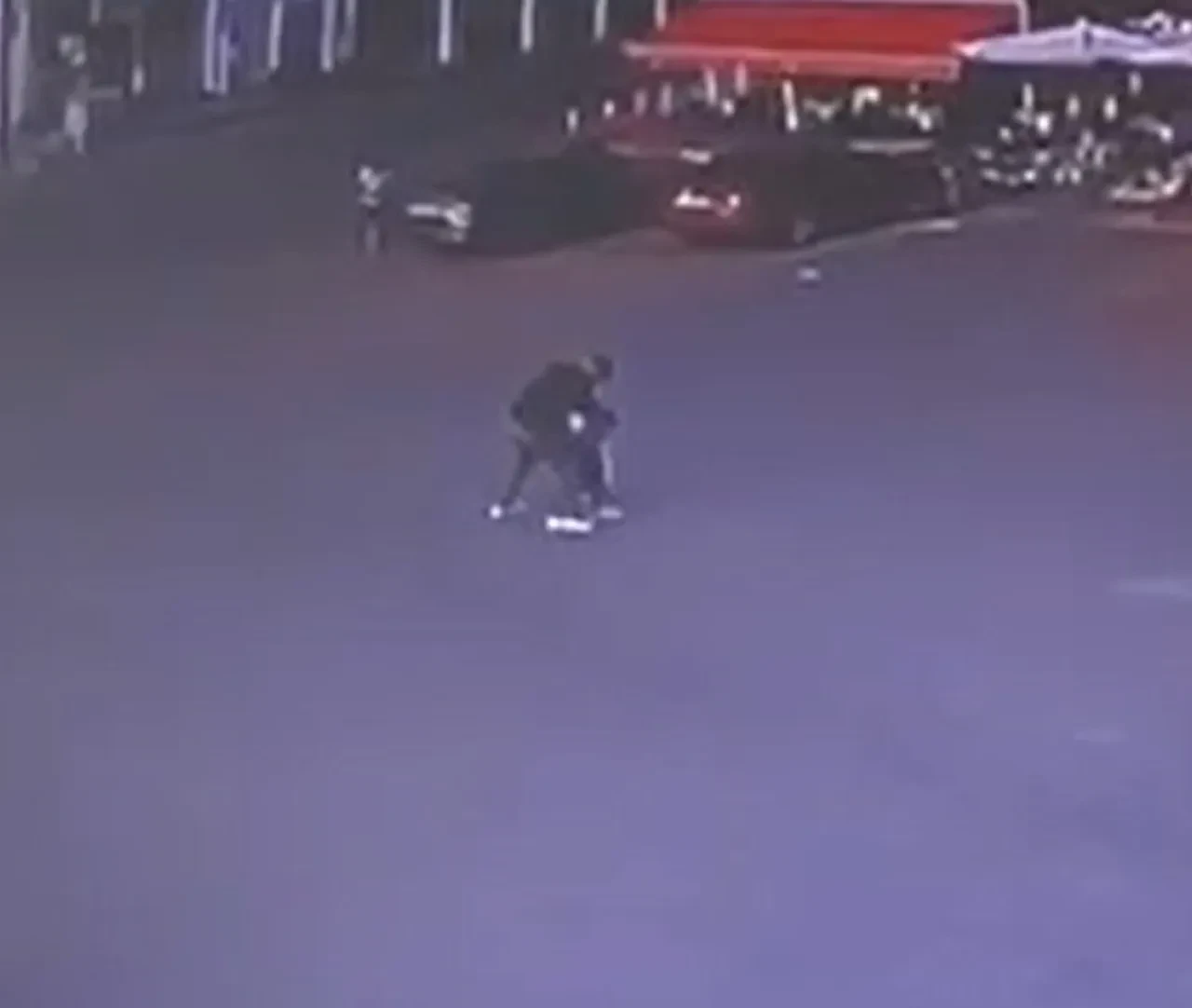 Eşine sokak ortasında vahşice saldırdı! 12 yerinden bıçaklanan kadın kanlar içinde yere yığıldı: Cani kocanın cezası belli oldu 