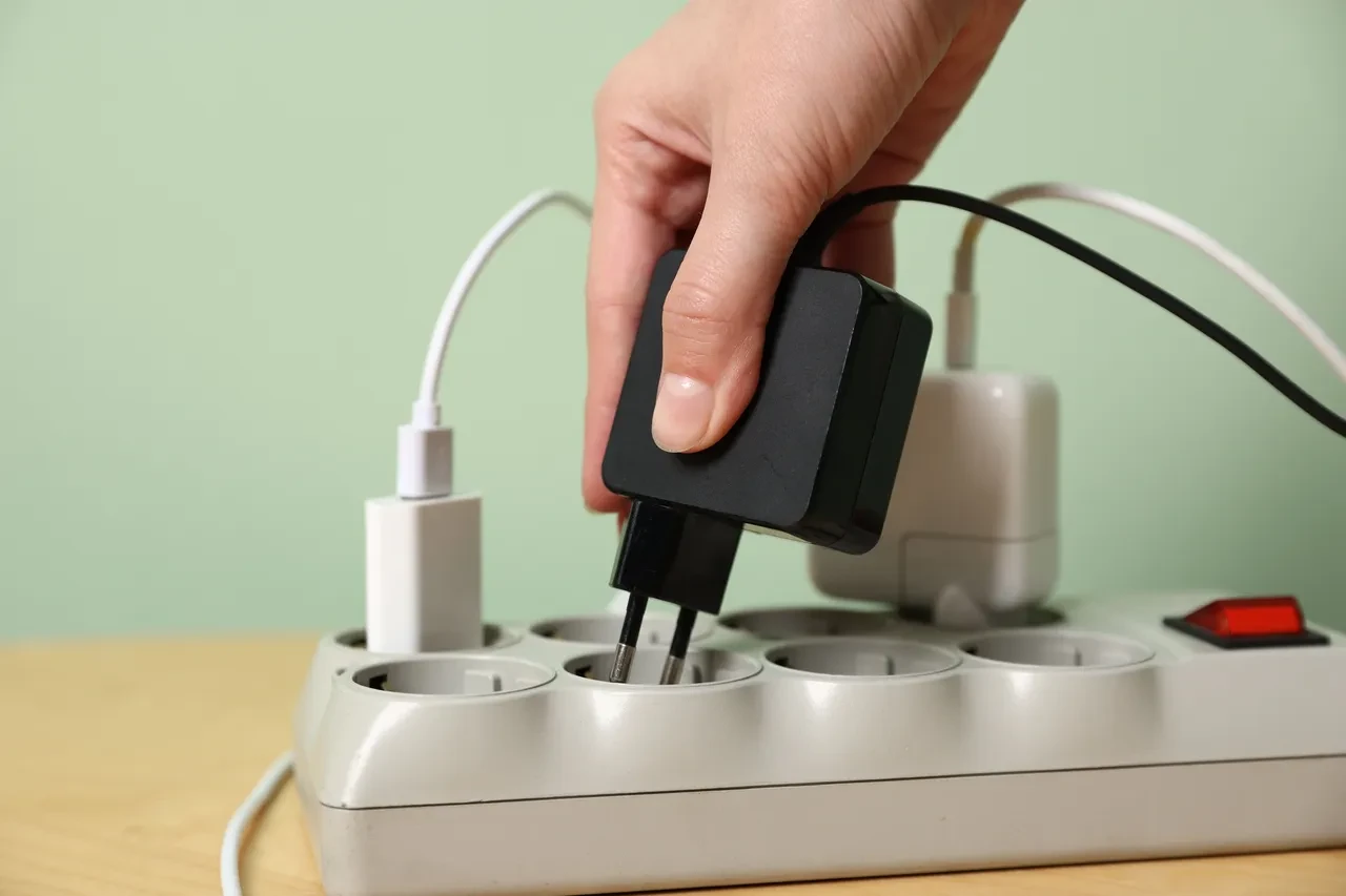 Faturayı kabarttıkça kabartıyorlar! Fişten çekilmediğinde elektrik harcayan 4 cihaz belli oldu! Hiç aklınıza gelmezdi