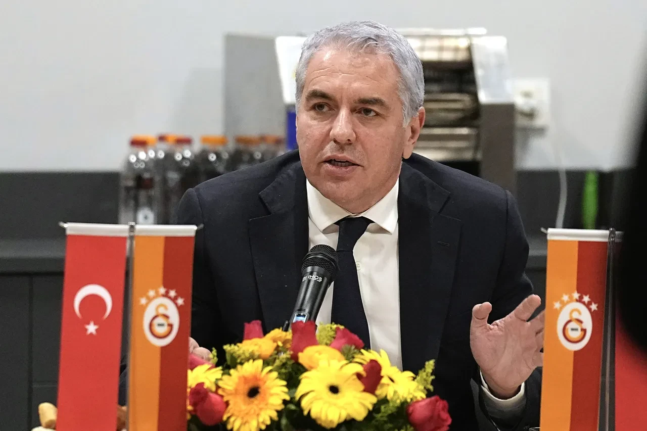 Galatasaray'da transfer harekatı: Yönetim 2 ismin biletini kesti!