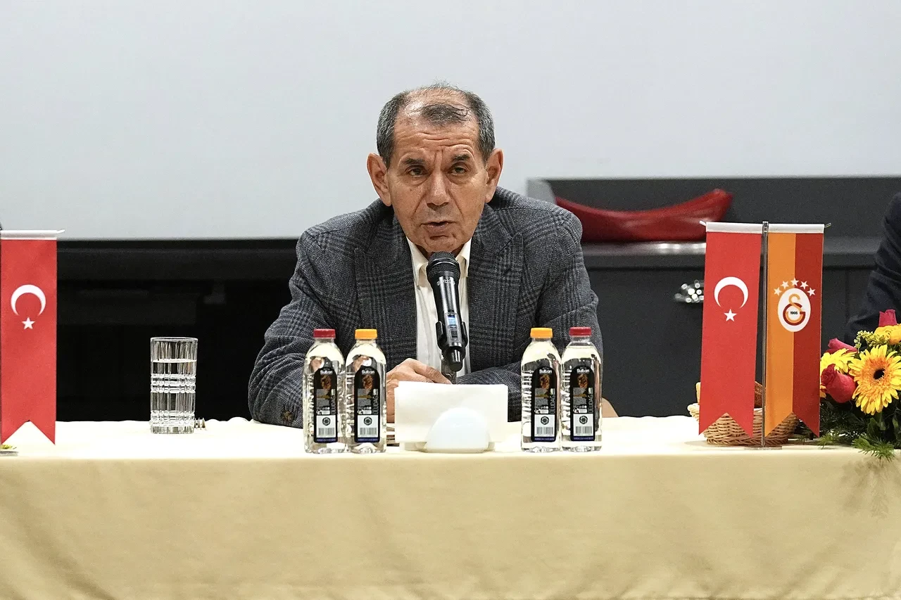 Galatasaray'da transfer harekatı: Yönetim 2 ismin biletini kesti!