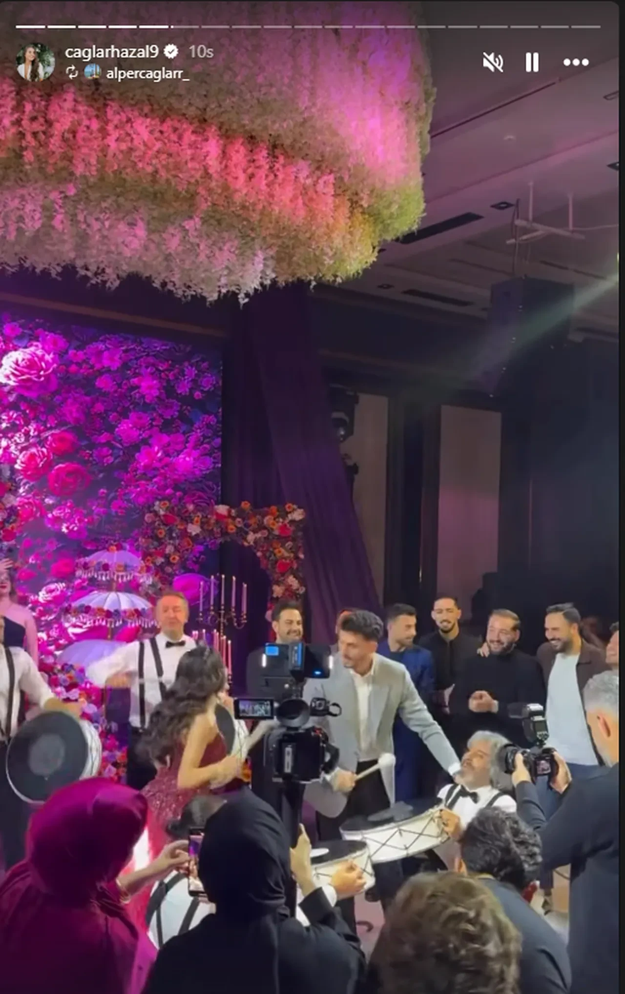 Hazal Çağlar ve Samet Akaydın evleniyor! Kına gecesinden ilk kareler geldi 