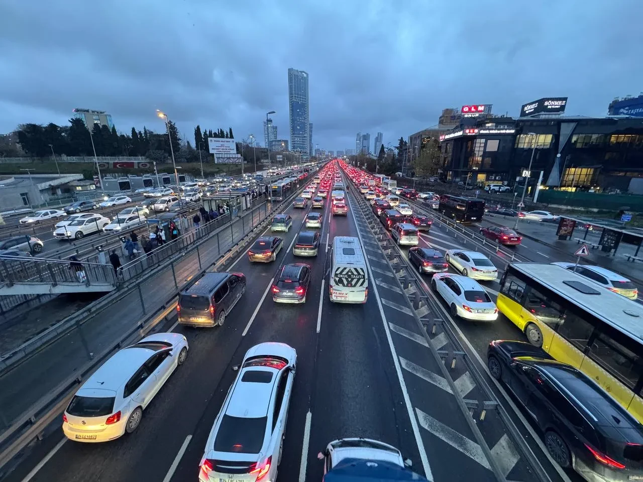 İstanbul'da sağanak trafiği! Kontak kapattıracak yoğunluk