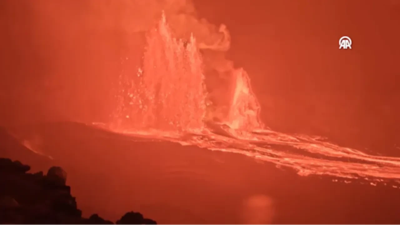 Kilauea Yanardağı'ndan fışkıran lavlar 425 metreye kadar yükseldi