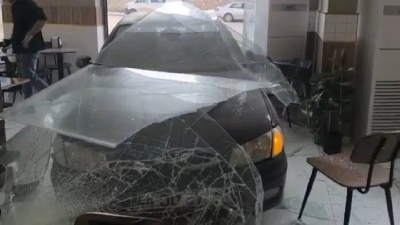 Kontrolden çıkan araç dönerciye böyle girdi! O anlar kamerada