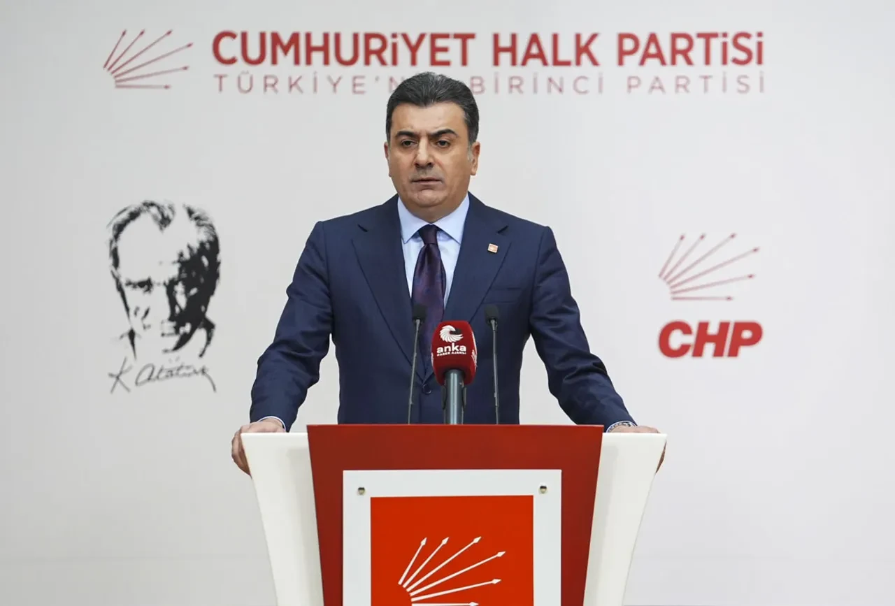 Özgür Özel'in tepki çeken mezar başında rakılı anmasına CHP'den savunma! 2 gerekçe sundular