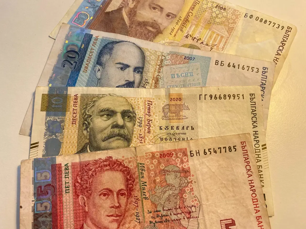 Paraları evde sakladığı yer yüzünden banka kasasında binlerce lira alev aldı!