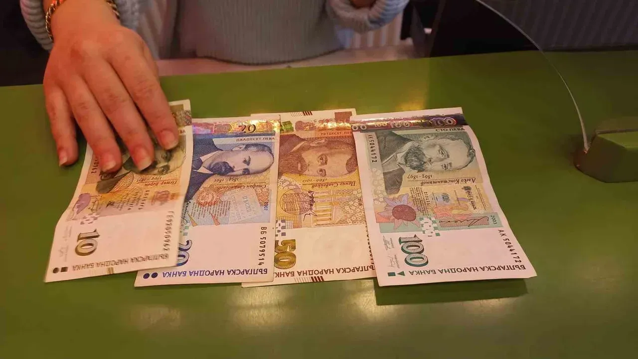 Paraları evde sakladığı yer yüzünden banka kasasında binlerce lira alev aldı!