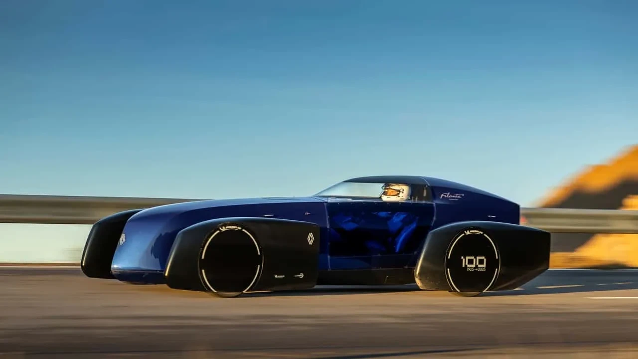 Renault yeni konsept elektrikli aracını gösterdi: 1000 kilometre yol yaptı, yine de şarjı bitmedi