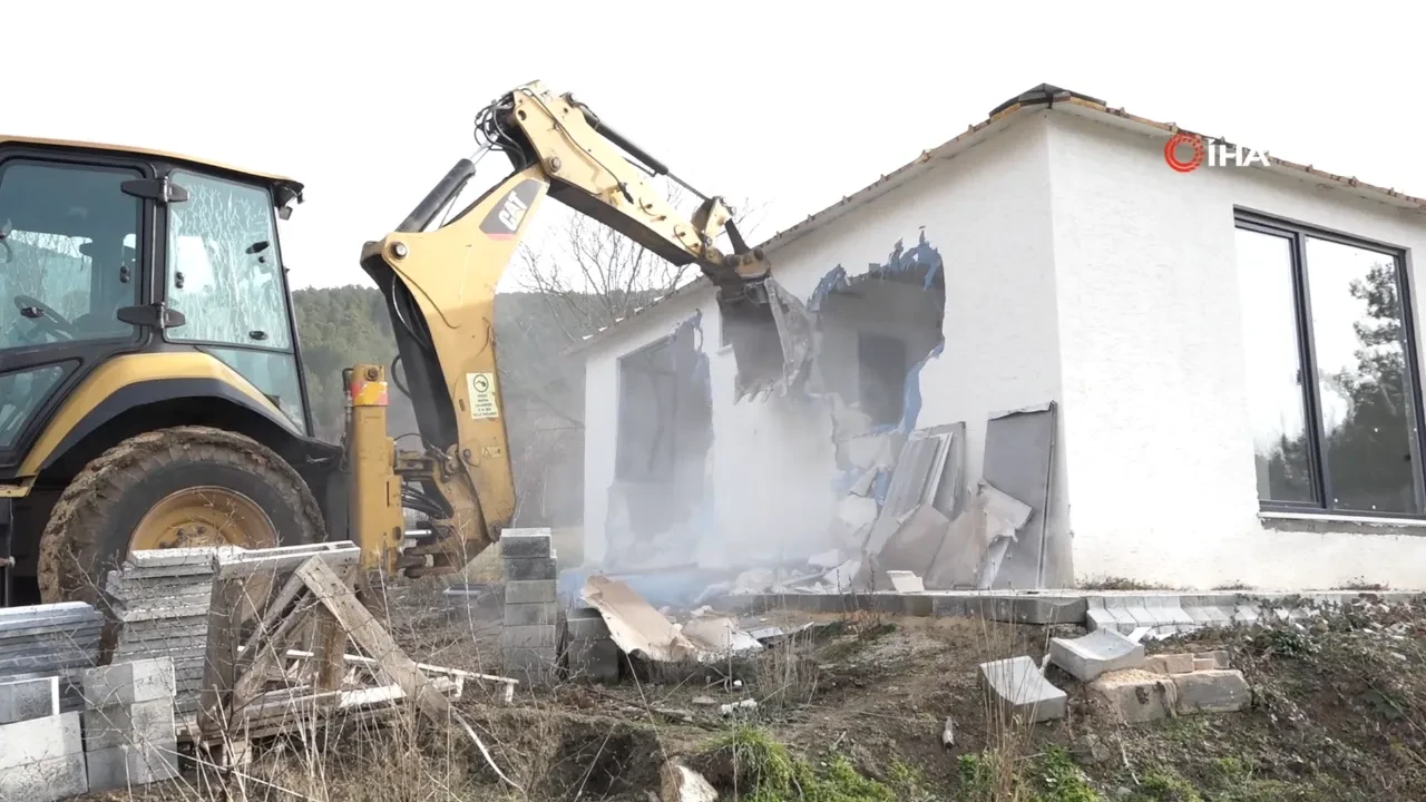 Uludağ’da kaçak yapı böyle yıkıldı!
