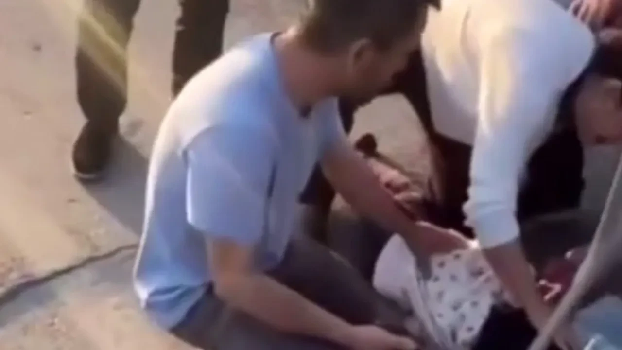 Anne ve 2 çocuğuna araba çarptı! O anları ağlayarak kaydetti: 'Kurban olayım Allah'ım'