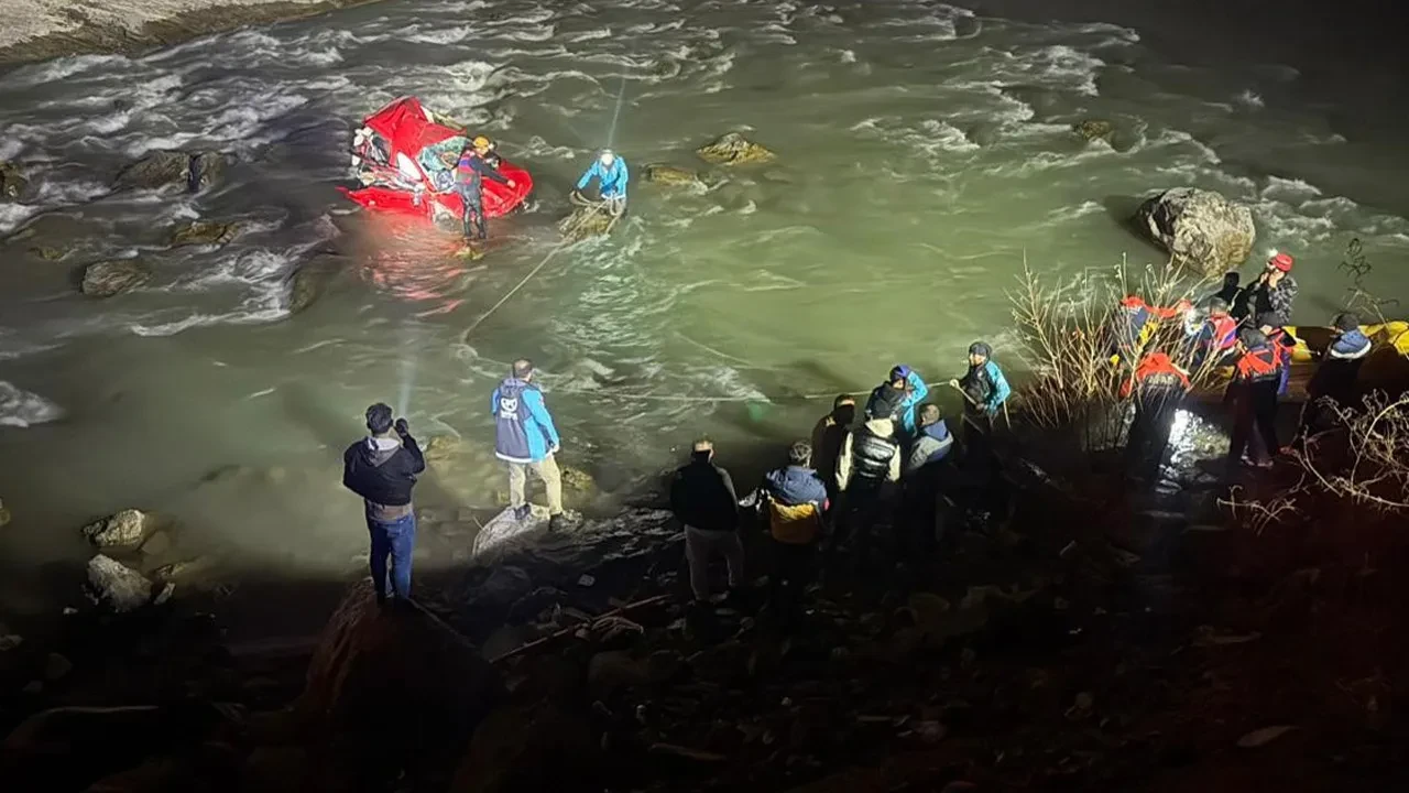 Araç kontrolden çıkıp Zap Suyu'na uçtu