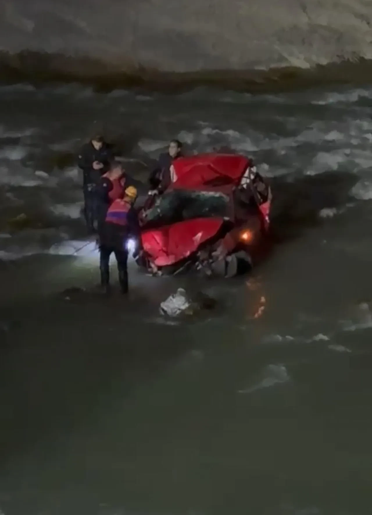 Araç kontrolden çıkıp Zap Suyu'na uçtu, sürücüden acı haber geldi