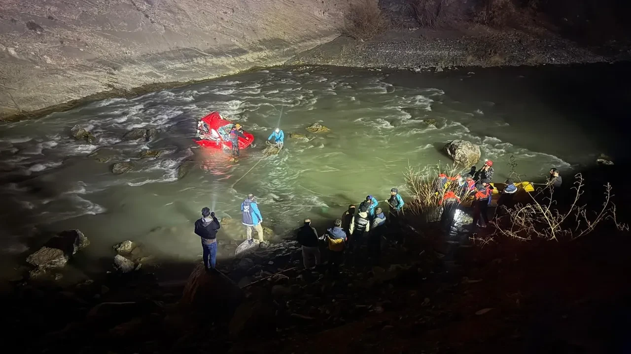 Araç kontrolden çıkıp Zap Suyu'na uçtu, sürücüden acı haber geldi